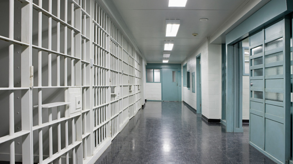 Određen pritvor Beograđaninu (43) koji je tukao svog oca i pretio ubistvom drugom muškarcu