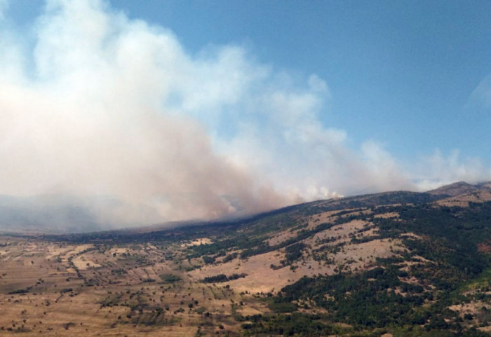 Vatrogasci dežuraju u okolini Aranđelovca,  gori 50 hektara borove šume