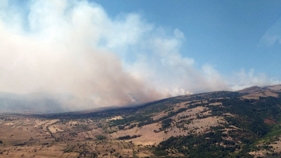 Vatrogasci dežuraju u okolini Aranđelovca,  gori 50 hektara borove šume