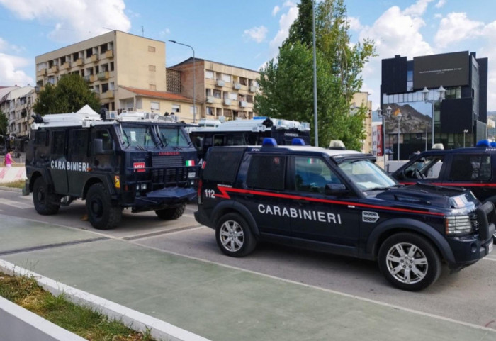 Kordon karabinjera se povukao sa mosta na Ibru, ostala vozila KFOR