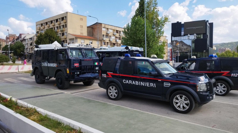 Kordon karabinjera se povukao sa mosta na Ibru, ostala vozila KFOR