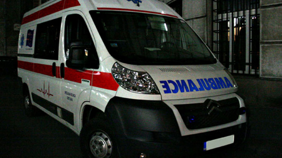 Tinejdžer (16) povređen oštrim predmetom na ulici na Novom Beogradu, prevezen u Urgentni centar