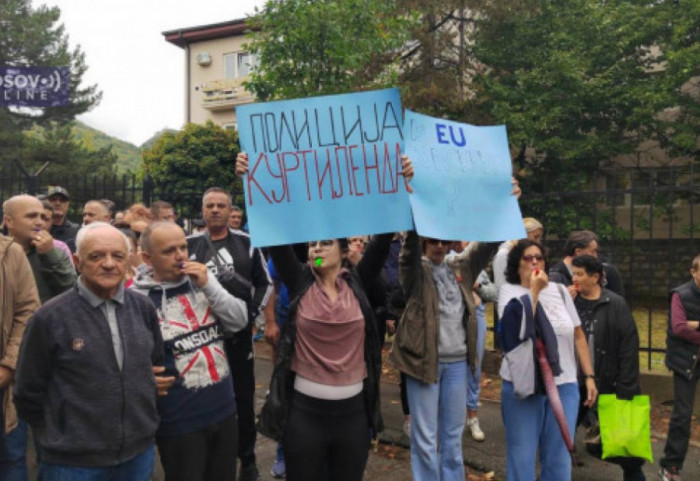 Četvorici srpskih mladića do 30 dana kućnog pritvora, porodice protestovale u Kosovskoj Mitrovici