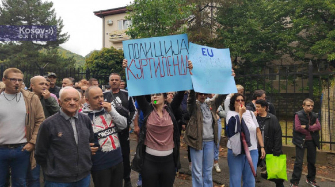 Četvorici srpskih mladića do 30 dana kućnog pritvora, porodice protestovale u Kosovskoj Mitrovici