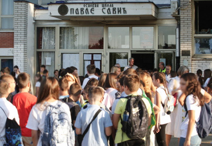 Bez nastave u OŠ "Pavle Savić" u Mirijevu, protest nastavnika i roditelja zbog smene direktora