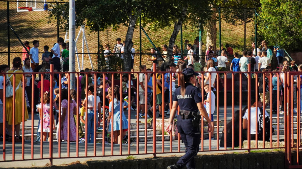 Kako poboljšati bezbednost dece u školama: "Nije dovoljno pojačano prisustvo policije, već i privatno obezbeđenje"