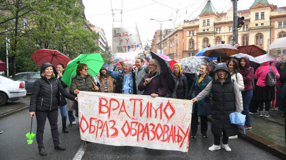 (FOTO/VIDEO) Protest prosvetara: Očekuju nove pregovore, od zahteva ne odustaju