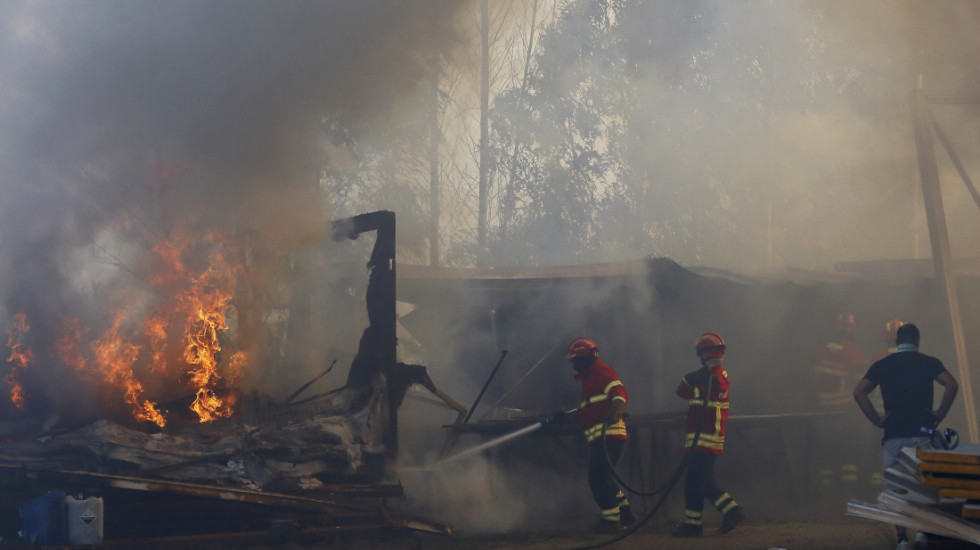 (VIDEO/FOTO) Požari besne Portugalom: Četiri žrtve, među njima i vatrogasac