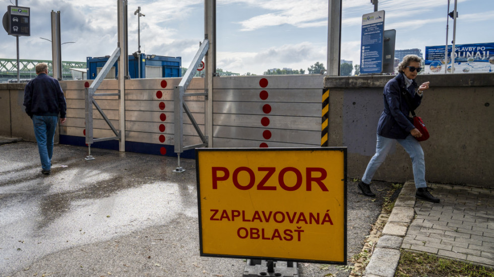 Proglašena vanredna situacija u slovačkom selu zbog poplava, zatvoren most sa Mađarskom