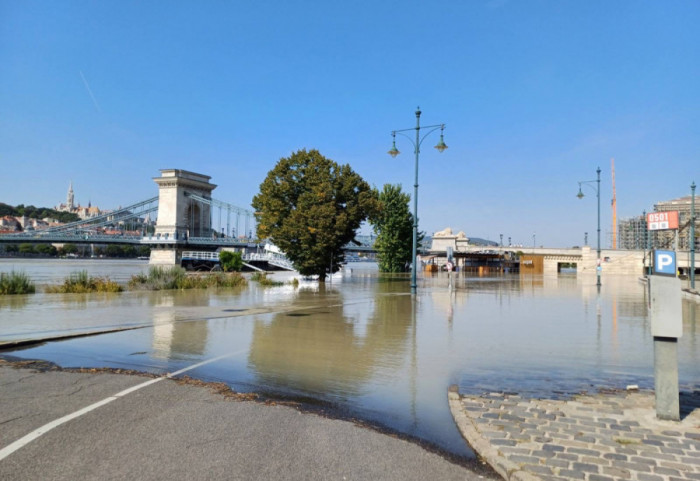 Dunav se izlio i poplavio nasipe u centru Budimpešte: Vodostaj raste, vrhunac u subotu