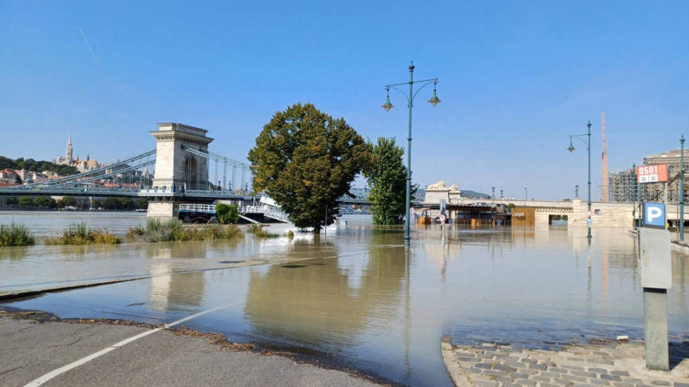 Dunav se izlio i poplavio nasipe u centru Budimpešte: Vodostaj raste, vrhunac u subotu