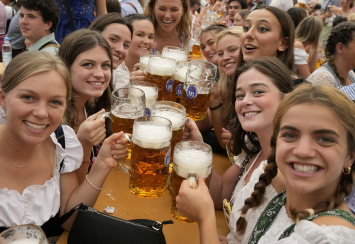 Počinje Oktobarfest: Milioni litara piva, kobasice i perece u održivom pakovanju