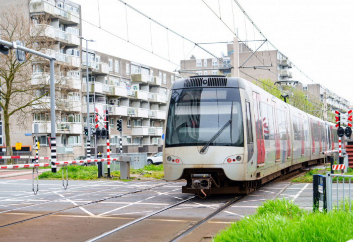 (FOTO) Kraljica na skupštini UN, kralj kod kuće vozi tramvaj