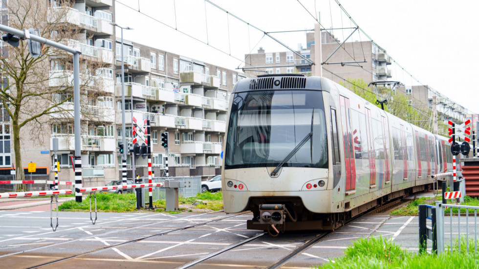 (FOTO) Kraljica na skupštini UN, kralj kod kuće vozi tramvaj