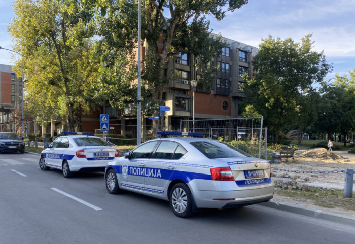 Grupa muškaraca u Novom Sadu na Limanu ponovo iscrtava trobojke po zgradama, došlo i do tuče