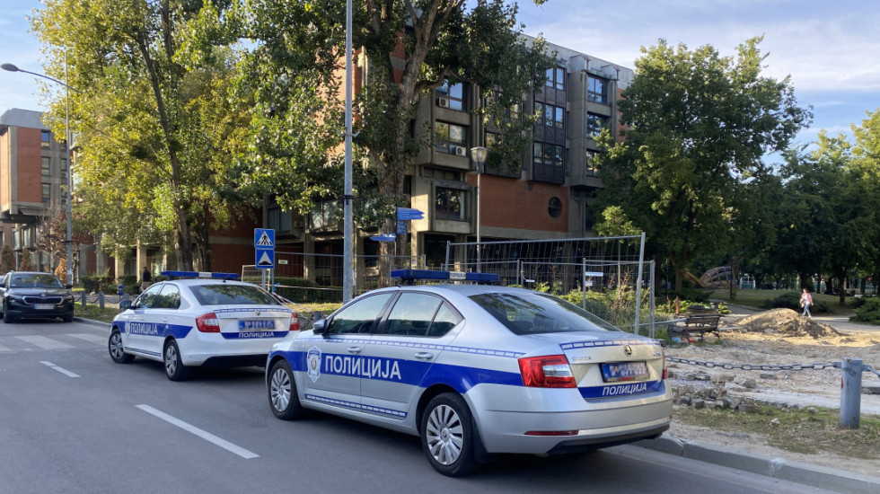 Grupa muškaraca u Novom Sadu na Limanu ponovo iscrtava trobojke po zgradama, došlo i do tuče