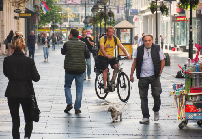 Prosečna julska plata bez poreza i doprinosa 97.835 dinara, a medijalna neto zarada 76.000 dinara