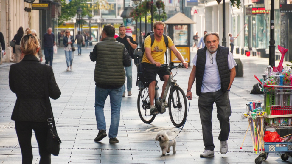 Prosečna julska plata bez poreza i doprinosa 97.835 dinara, a medijalna neto zarada 76.000 dinara