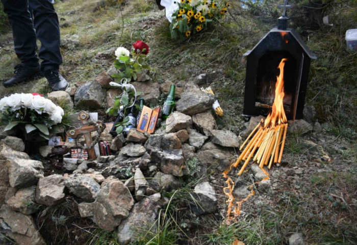 Uklonjeni krst, ikona i kućica za paljenje sveća sa mesta u Banjskoj gde je ubijen Stefan Nedeljković