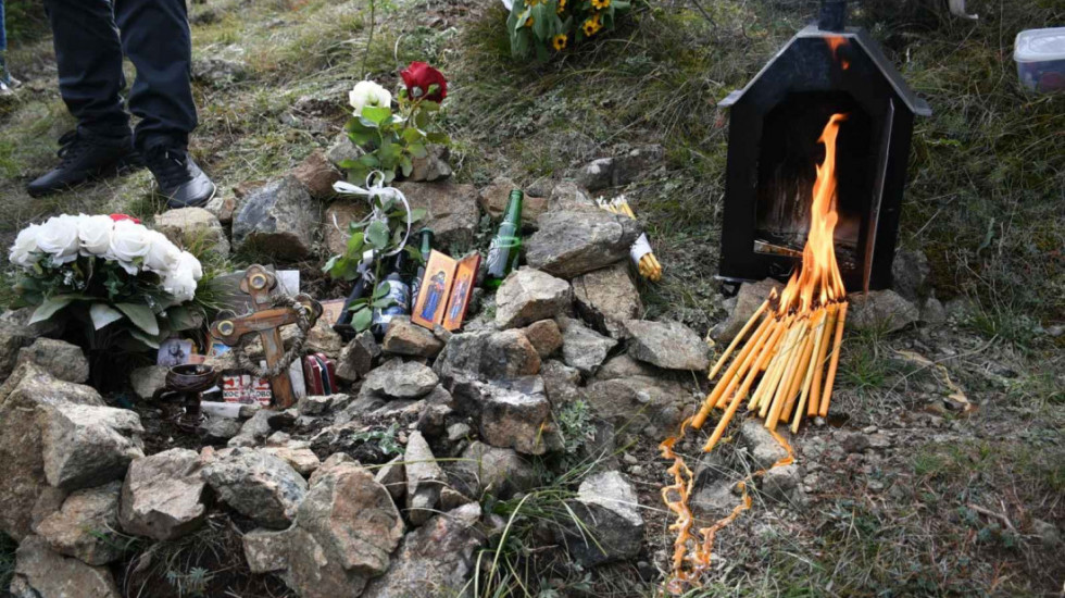 Uklonjeni krst, ikona i kućica za paljenje sveća sa mesta u Banjskoj gde je ubijen Stefan Nedeljković