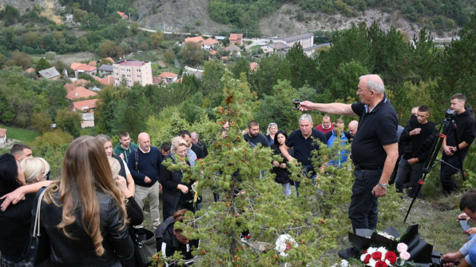 Porodica i meštani u Banjskoj na mestu stradanja Stefana Nedeljkovića: "Obeležje ćemo postaviti kada dođe vreme"