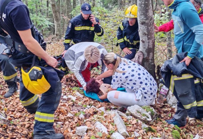 (FOTO) Vatrogasci iz Ivanjice spasili dvoje mađarskih državljana na planini Mučanj, povređena žena prevezena u Čačak