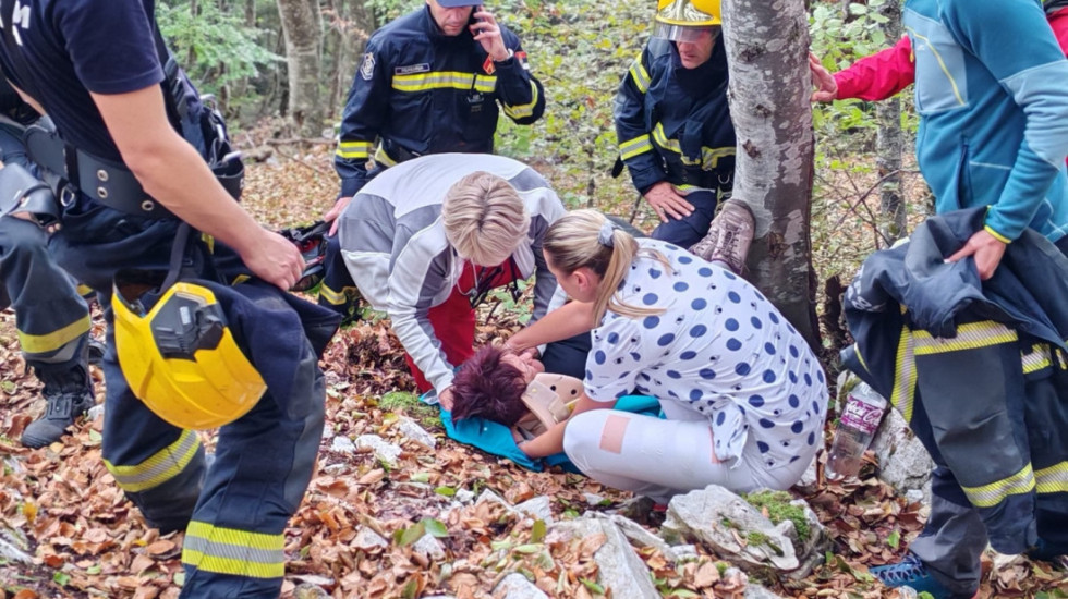 (FOTO) Vatrogasci iz Ivanjice spasili dvoje mađarskih državljana na planini Mučanj, povređena žena prevezena u Čačak