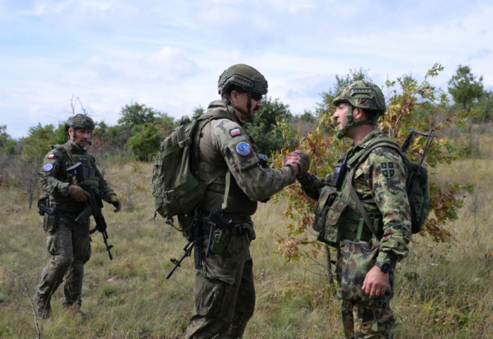 (FOTO) Vojska Srbije i KFOR u zajedničkim patrolama duž administrativne linije sa KiM