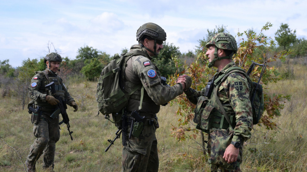 (FOTO) Vojska Srbije i KFOR u zajedničkim patrolama duž administrativne linije sa KiM