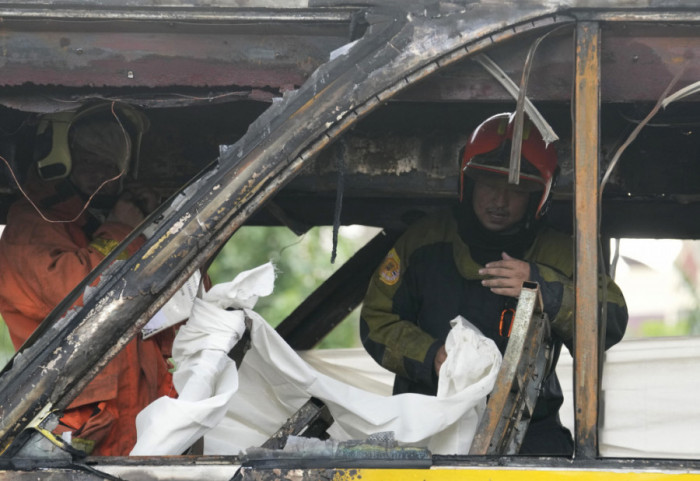(FOTO/VIDEO) Zapalio se autobus koji je prevozio đake na izlet u Sokobanju, deca evakuisana