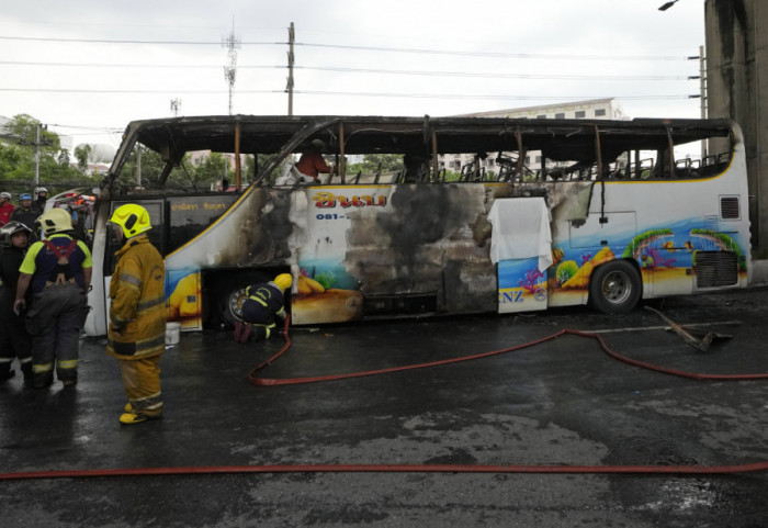 Zapalio se školski autobus u Bangkoku, stradalo najmanje 25 dece i nastavnika