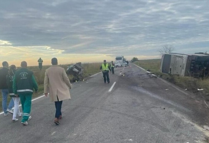 Poginula jedna osoba, a 36 povređeno u sudaru autobusa i automobila na starom putu između Novog Sada i Inđije