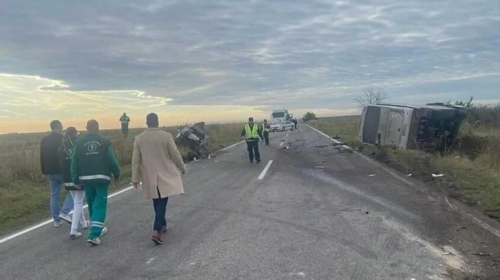 Poginula jedna osoba, a 36 povređeno u sudaru autobusa i automobila na starom putu između Novog Sada i Inđije