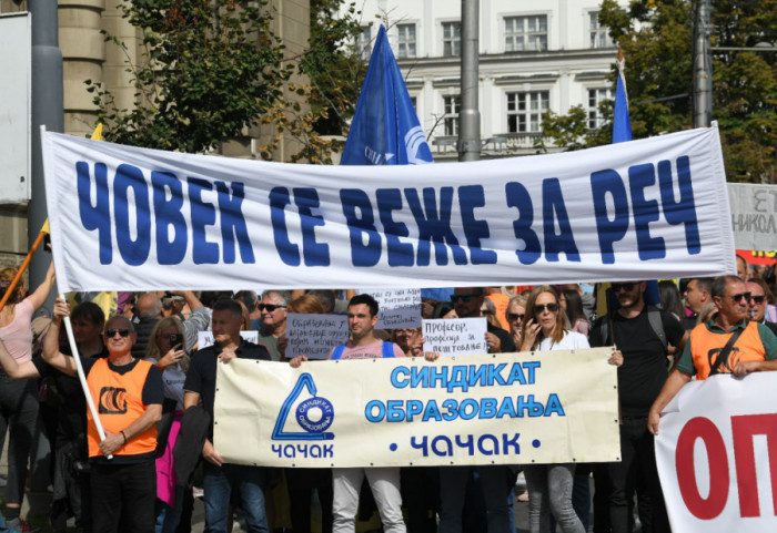 Druga faza belog štrajka, prosvetari dele petice svim đacima: "Vid protesta, vrlo legitiman i u skladu sa zakonom"