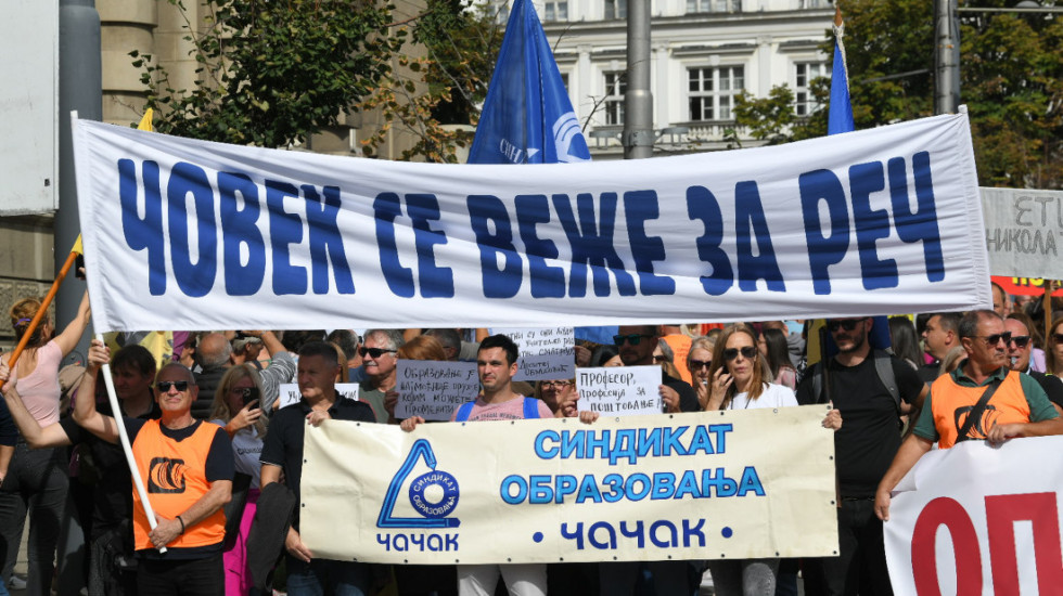 Druga faza belog štrajka, prosvetari dele petice svim đacima: "Vid protesta, vrlo legitiman i u skladu sa zakonom"