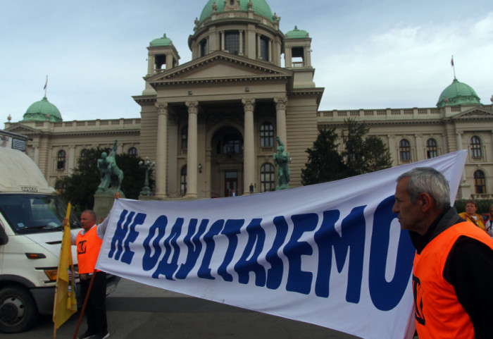 Prosvetnim radnicima iz Niša otkazan prevoz na proteste u Beograd