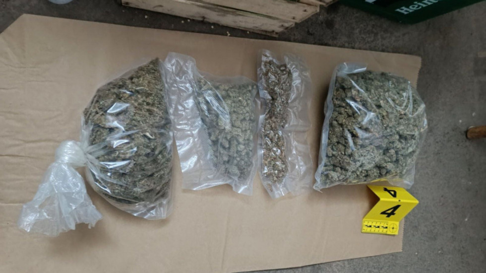 Uhapšen muškarac u Zemunu, policija prilikom pretresa stana pronašla 20 kg marihuane i kokain