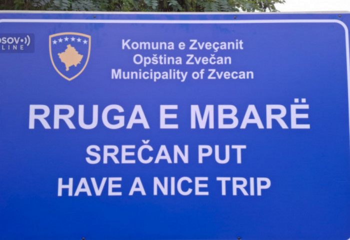 Uklonjene table na ćirilici kod Zvečana, postavljene nove sa slovnom greškom "Srečan put"