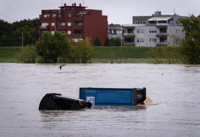 Sava se izlila iz korita u Zagrebu, kiša neprestano pada