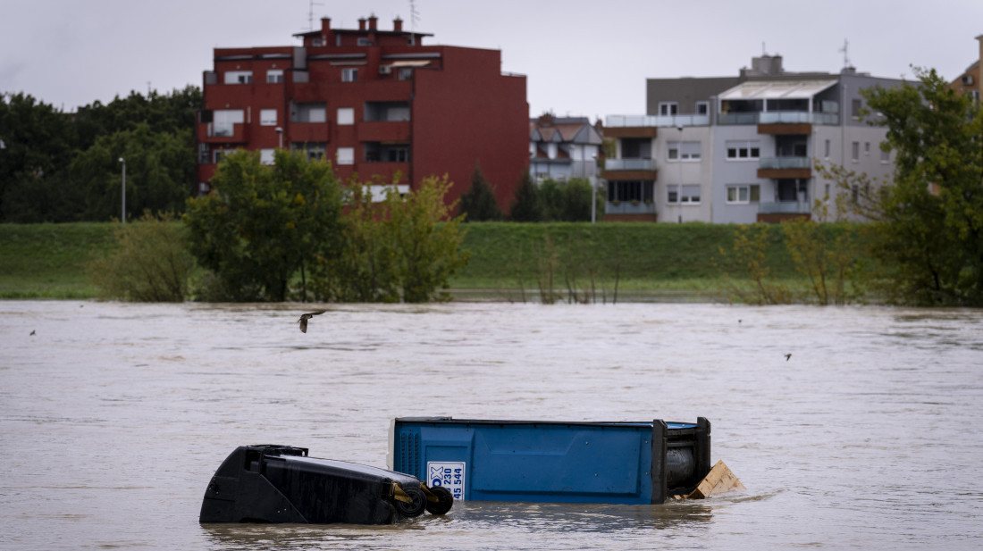 Sava se izlila iz korita u Zagrebu, kiša neprestano pada