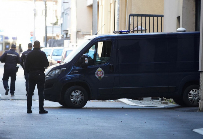 Policajci teško povređeni kad je autobus prošao na crveno i udario u službeno vozilo MUP