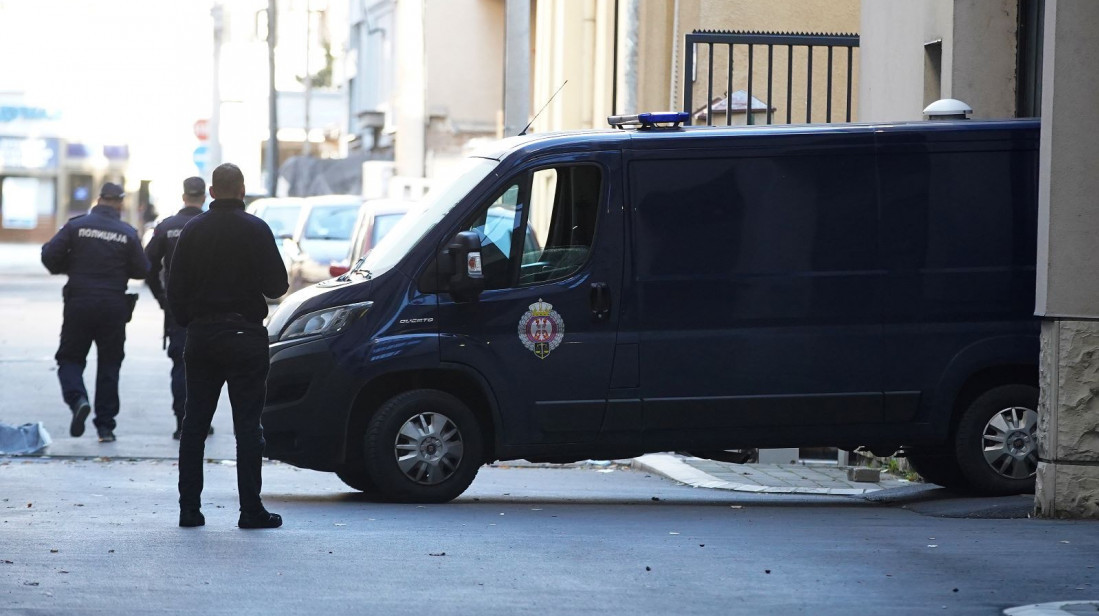 Policajci teško povređeni kad je autobus prošao na crveno i udario u službeno vozilo MUP