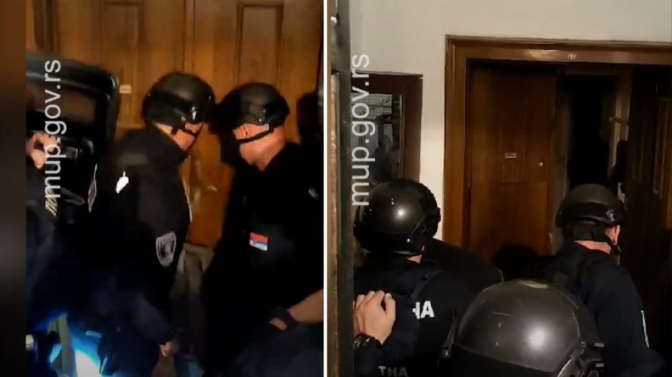 (VIDEO) MUP objavio snimak napada sekirom na policajce prilikom pokušaja da uđu u stan na Vračaru