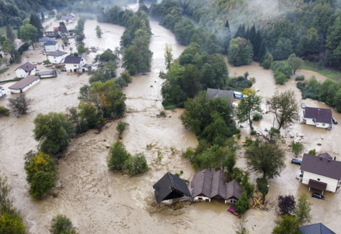 (FOTO) Poplave u Bugojnu: Došlo do izlivanja reke, ugrožene i kuće