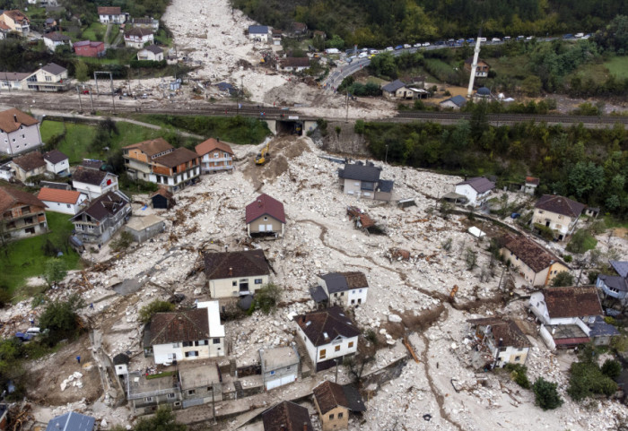 (FOTO/VIDEO) Poplave u BiH: Pokrenuto novo klizište, pronađen dečak ispod ploče teške dve tone, najmanje 20 mrtvih