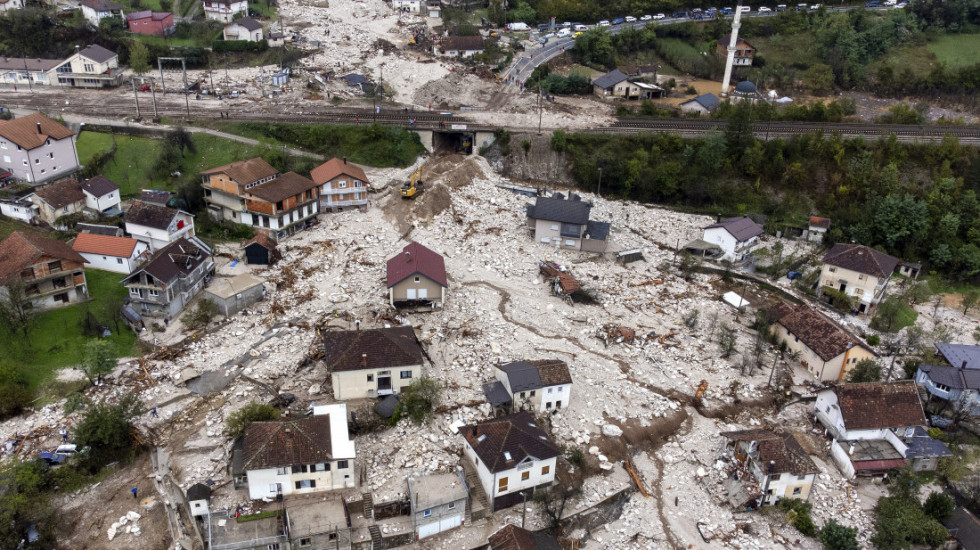 (FOTO/VIDEO) Poplave u BiH: Pokrenuto novo klizište, pronađen dečak ispod ploče teške dve tone, najmanje 20 mrtvih