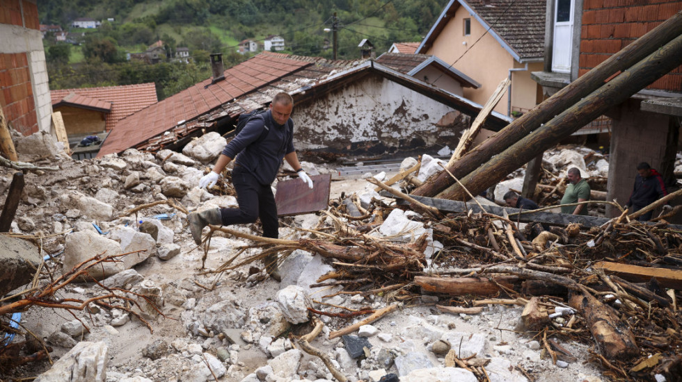 Par iz Velike Kladuše poklanja kuću i zemljište porodici pogođenoj u poplavama u BiH