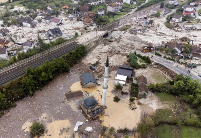 (FOTO) Poplave u BiH: Psi tragači traže nestale, zatvoren put Jablanica - Mostar