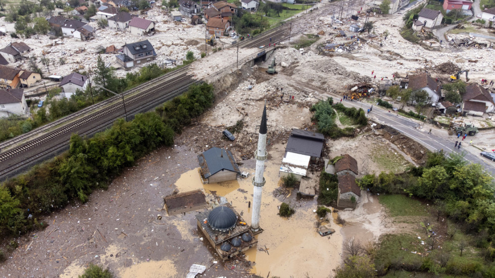 (FOTO) Poplave u BiH: Psi tragači traže nestale, zatvoren put Jablanica - Mostar