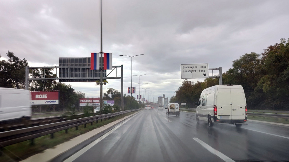 AMSS upozorava vozače na otežane uslove vožnje zbog jakih pljuskova i slabe vidljivosti